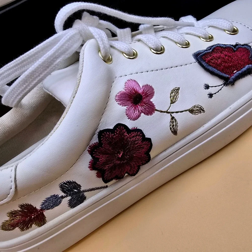 Nanette Lepore Wildflower‎ Sneakers Womens 8M White Embroidered Floral Butterfly